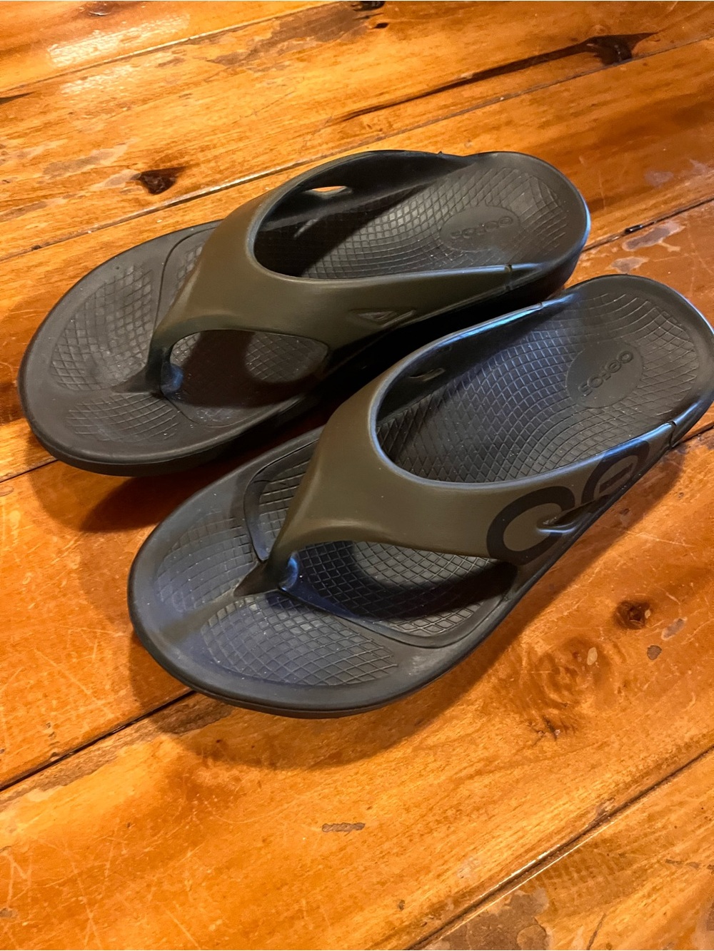 OOFOS Men's Black Flip-Flop Sandals